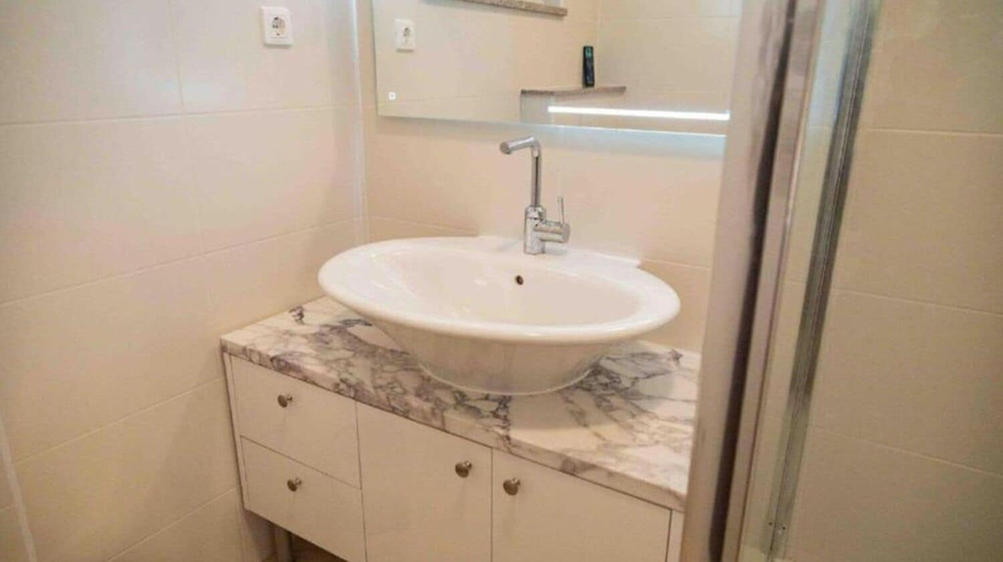 Bathroom 2, House Isabell, Nin