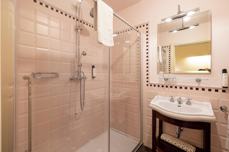 Bathroom 4, Hotel Patria, Pistoia
