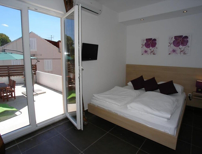 Room 4, Apartments and Rooms Guesthouse Lorenta, Vodice