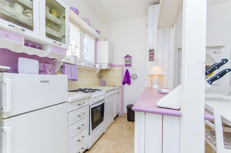 Private kitchen 2, Apartments Duga, Okrug
