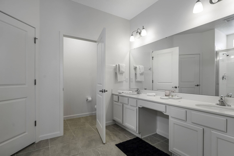 Room 2, Magical 15br Villa w Pool Cinema Themed Fun, Osceola