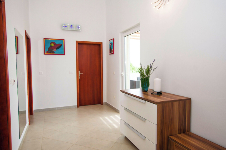 Hallway 4, House Srecko, Polača