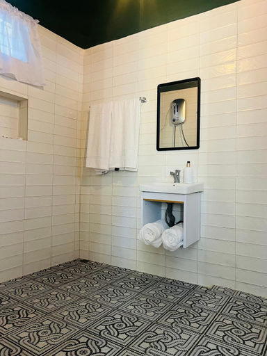 Bathroom 4, Bintana Sa Paraiso Binunsaran, Mambajao