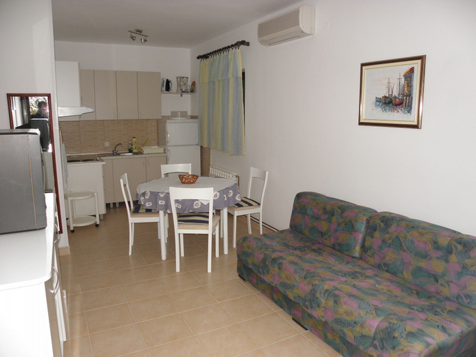 Others 3, Apartments Ruzica, Tisno