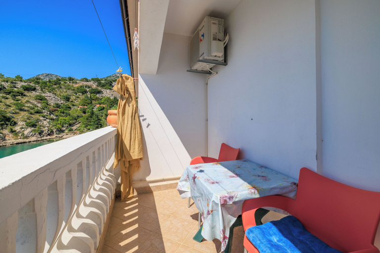 Balcony 4, Apartments Tasa, Karlobag