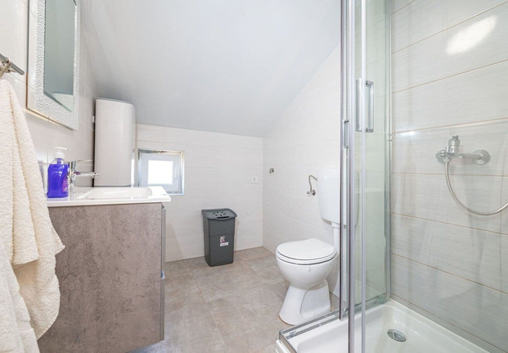 Bathroom 3, House Dali, Ražanac