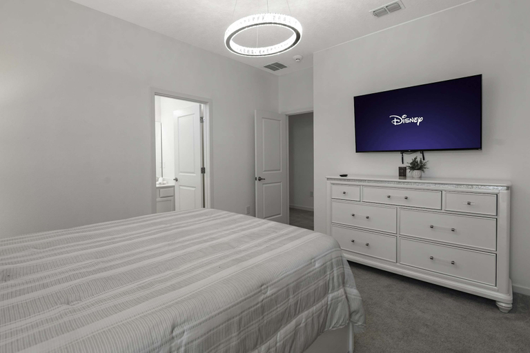 Room 5, Magical 15br Villa w Pool Cinema Themed Fun, Osceola