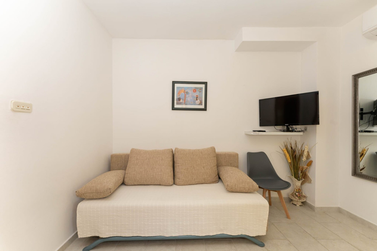 Others 5, Apartment San, Povljane