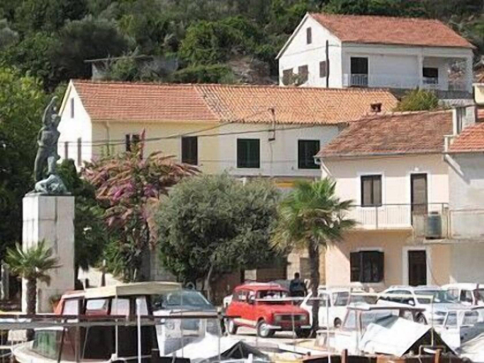 Miscellaneous 3, House Vese, Sali