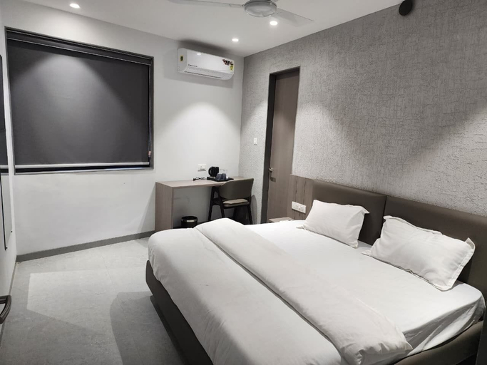 Room 5, HOTEL SHREEDARSHAN, Surat