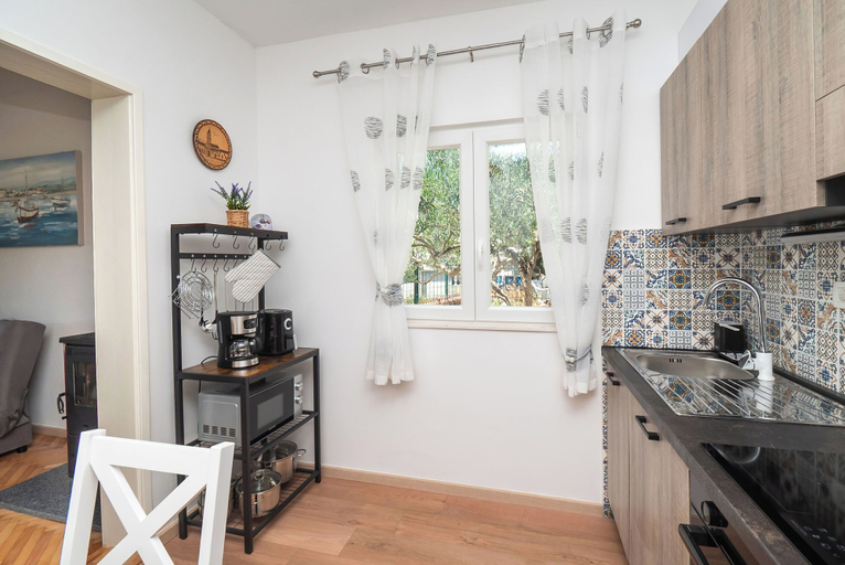Private kitchen 4, House Mirna, Rogoznica
