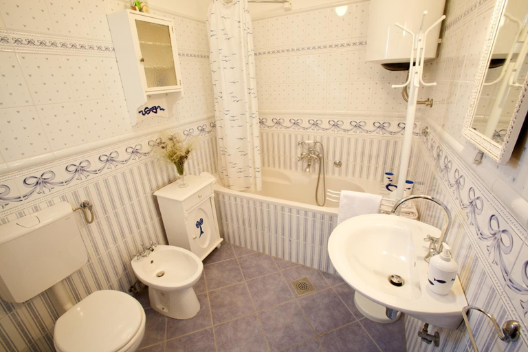 Bathroom 3, House Masa, Milna