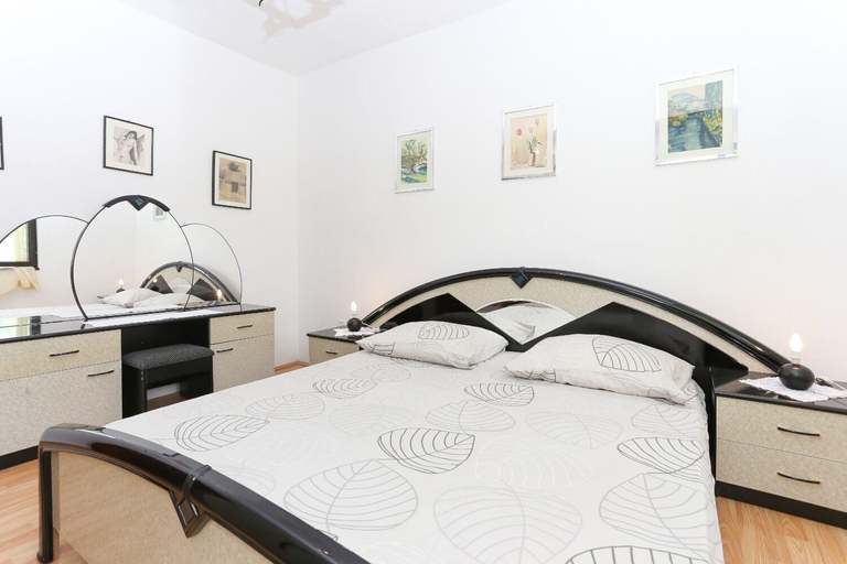 Room 4, House Marcelo, Marina