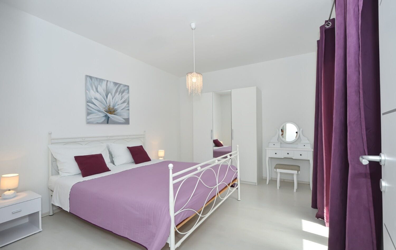 Bedroom 3, House Pazanin, Marina