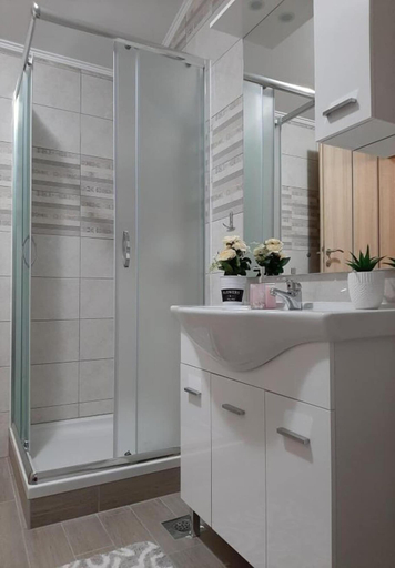 Bathroom 3, Apartment Sime, Nin