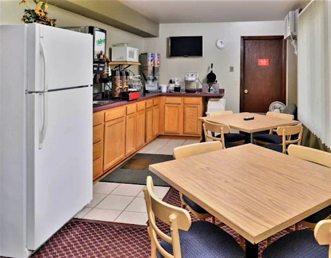 Breakfast area, EconoLux Inn, Todd