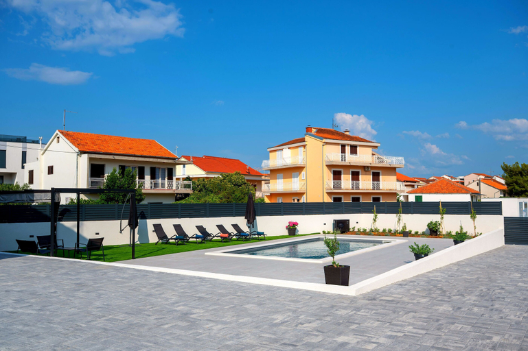 Parking 4, House Villa Luni, Šibenik