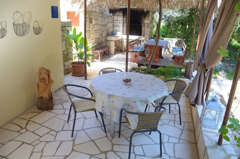 Outdoor dining, House Mare, Postira