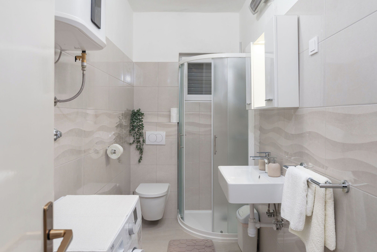 Bathroom 2, Apartment Slava, Nin