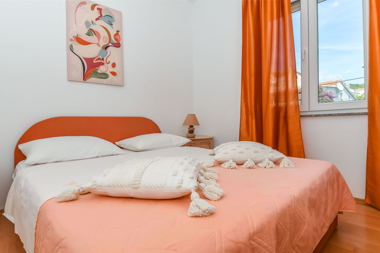 Room 2, Apartments Tabak, Okrug