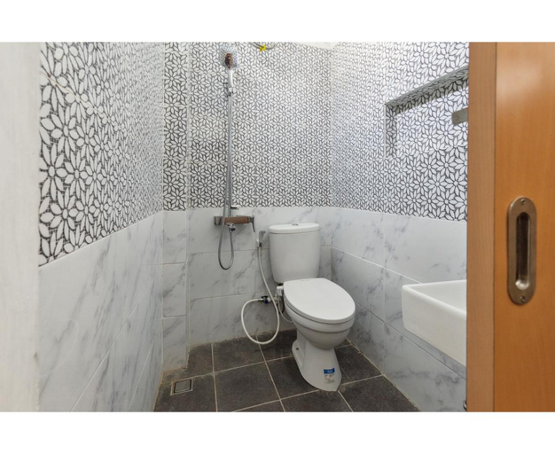 Bathroom, OYO 92520 Safira Guest House Danau Ranau, South Ogan Komering Ulu