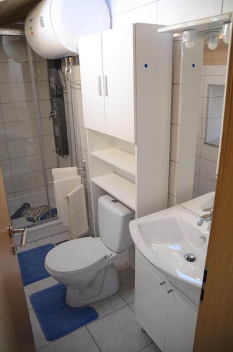 Bathroom 5, House Golovik, Mošćenička Draga