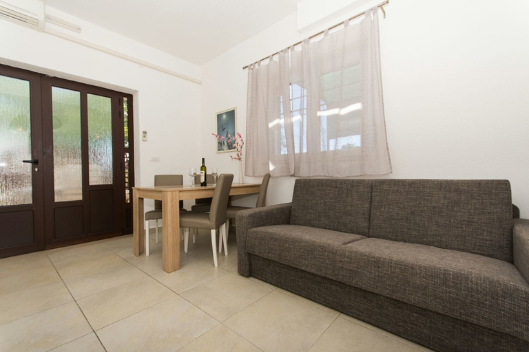 Others 4, Apartment Bareta, Okrug