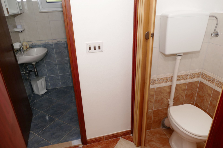 Bathroom 4, Apartments Blazenka, Okrug