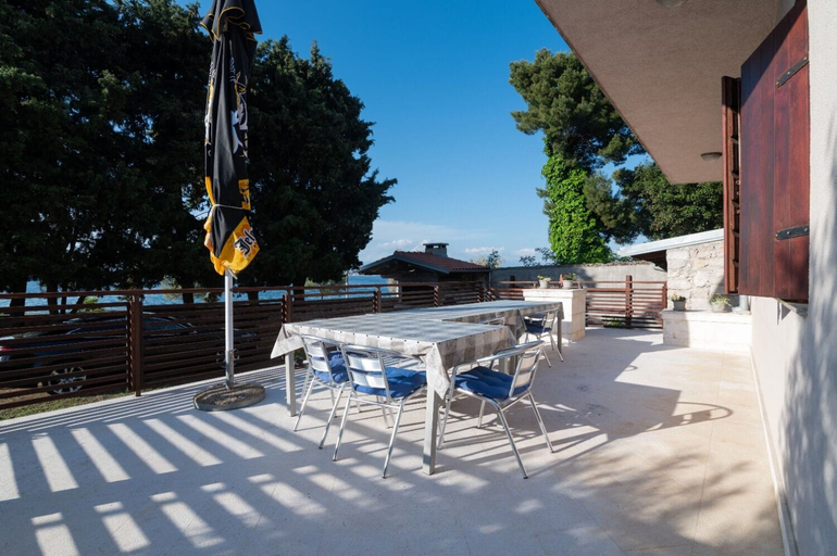 Terrace/patio 3, Apartments Tiho, Preko