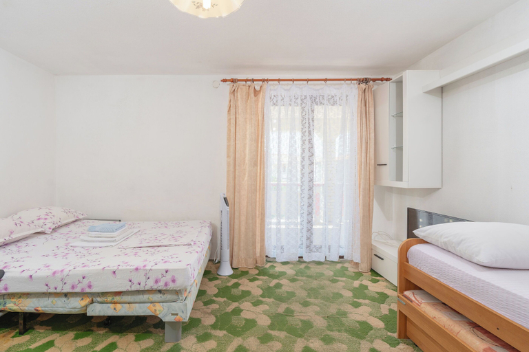 Room 3, Rooms Mat, Vir