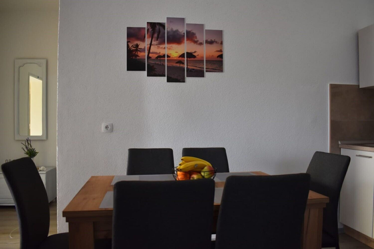 Others 3, Apartment Doris, Gradac