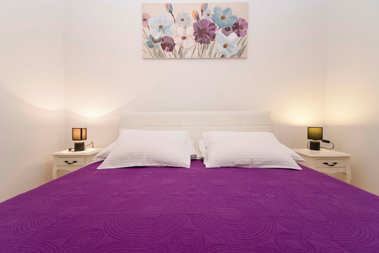 Room 5, House Branka, Vir
