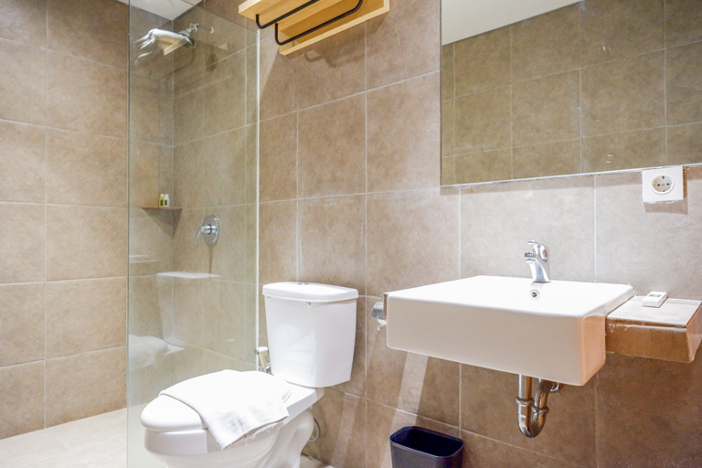 Bathroom 5, Sans Hotel Ekkon Yogyakarta by RedDoorz, Yogyakarta