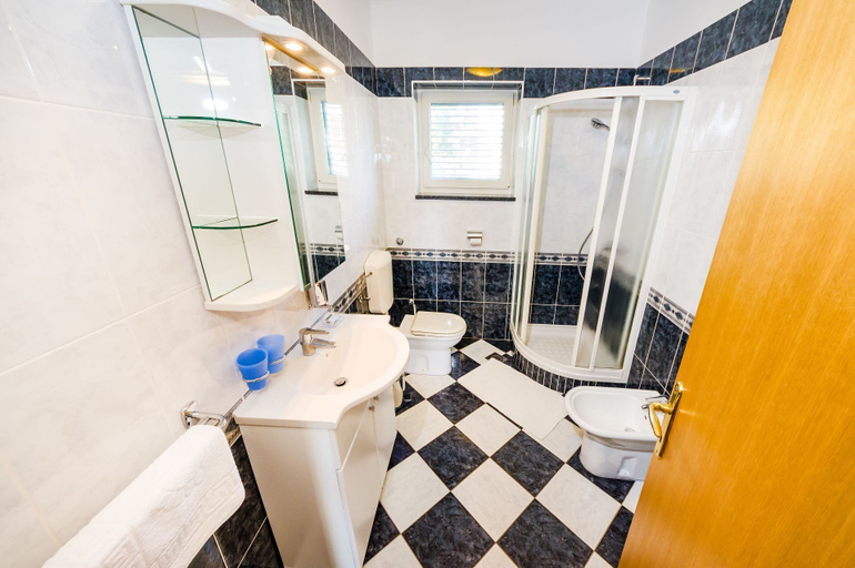 Bathroom 3, Apartments Cloe, Zadar