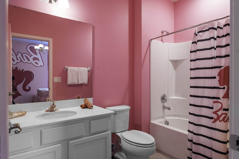 Room 3, Magical 15br Villa w Pool Cinema Themed Fun, Osceola