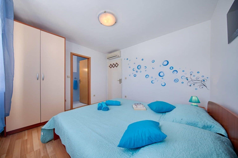 Room 3, House Paradiso, Vis