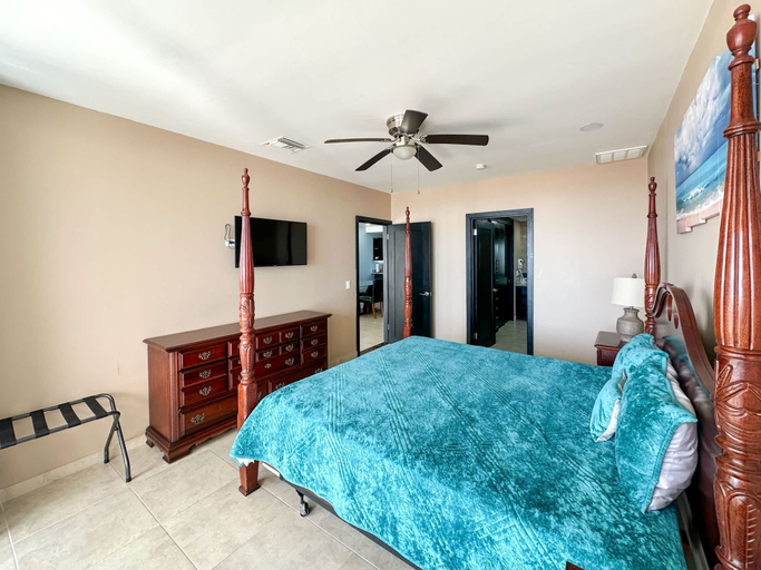 Room 4, Wake Up Close to the Ocean in This 2BR Condo, Puerto Peñasco