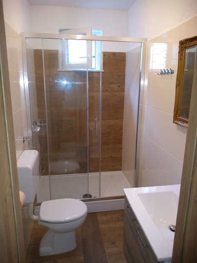 Bathroom, House Filip, Sućuraj