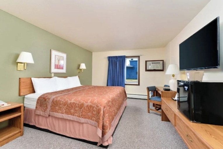 Room 3, EconoLux Inn, Todd