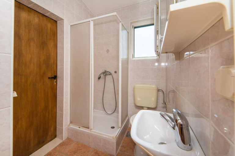 Bathroom 4, Apartments Gloria, Gradac