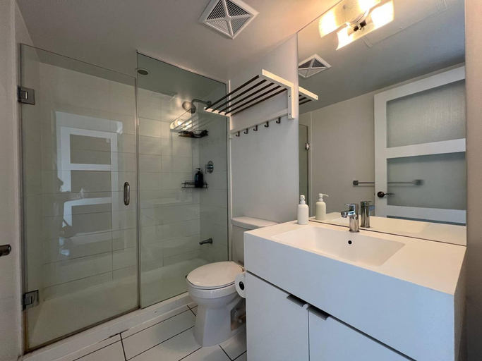 Bathroom 5, The Sterlingmont Downtown Toronto, Toronto