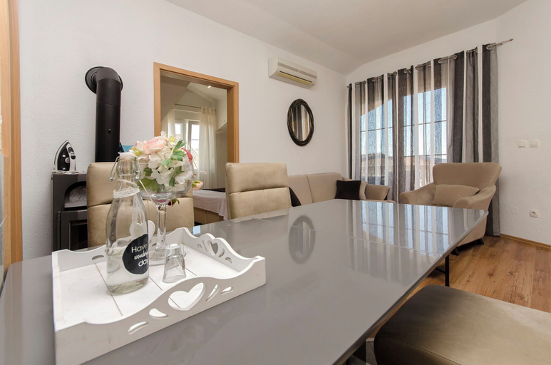 Others 5, Apartments Ani, Vodice