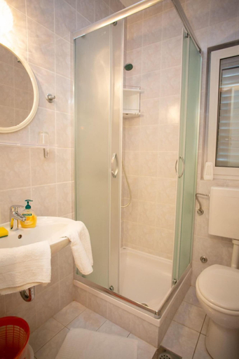Bathroom 5, Apartments and Rooms Ivan, Novalja