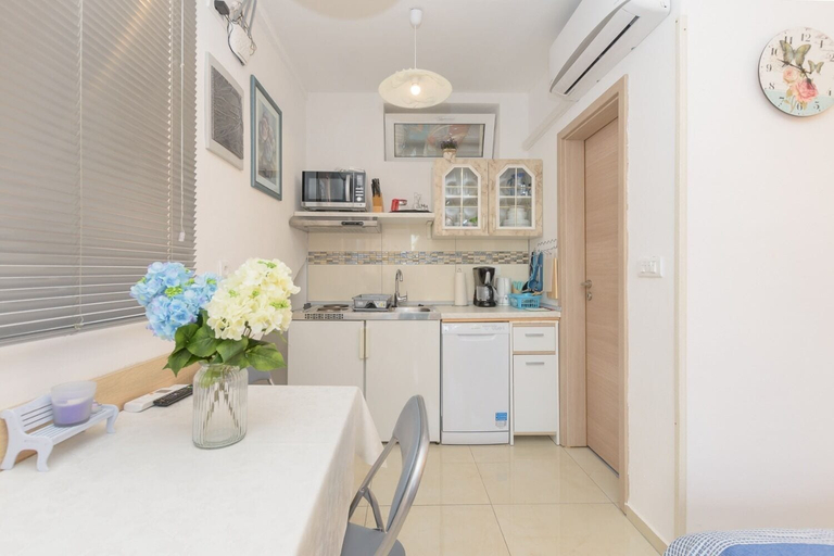 Others 5, Apartment Orange, Medulin