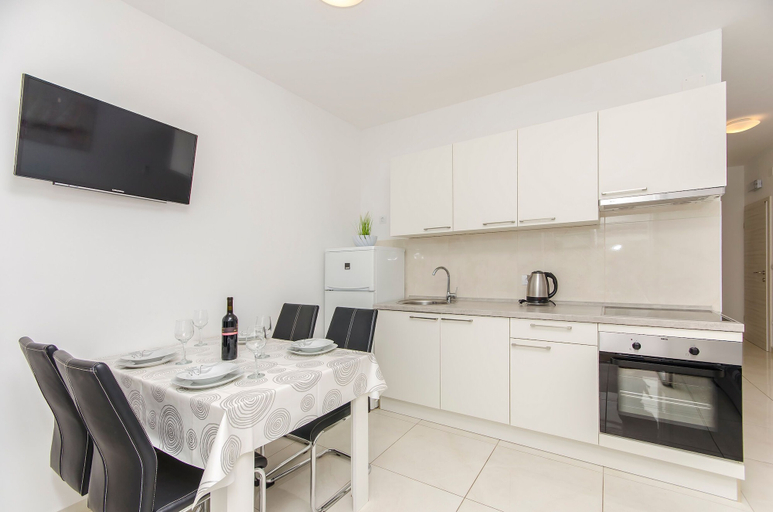 Others 5, Apartments A-Z, Novalja