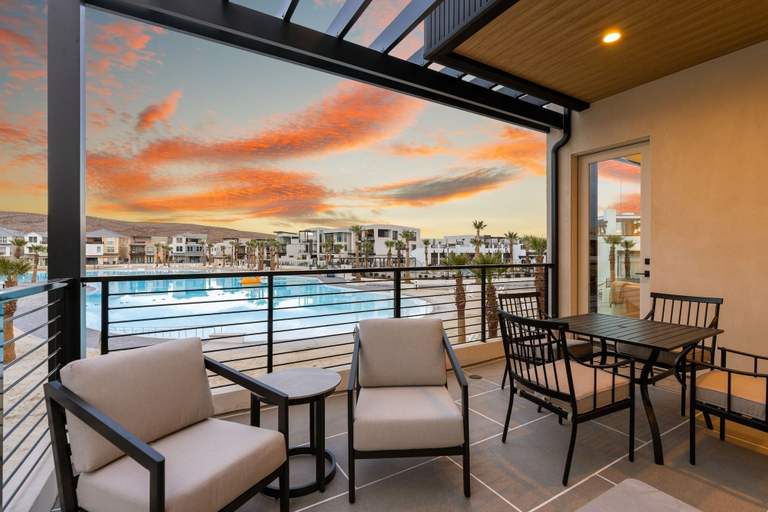 Outdoor dining 4, Pearl Beach A 3 Bedroom Townhouse, Washington