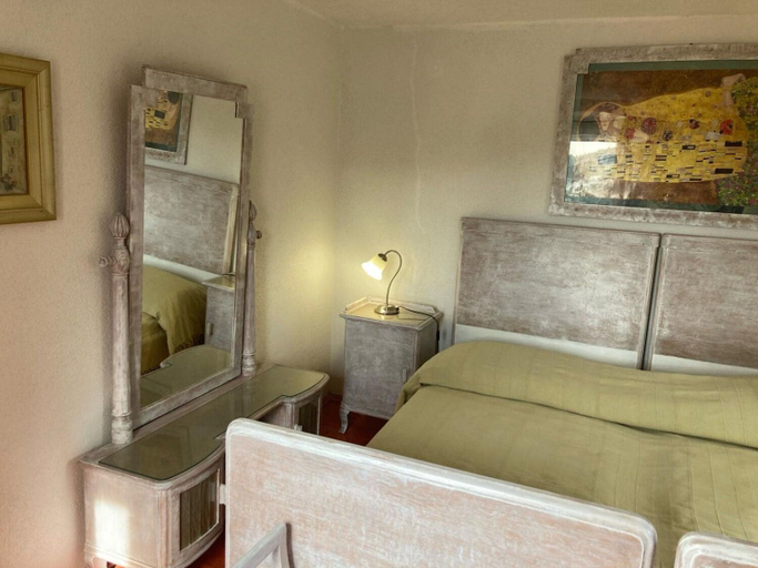 Room 5, House Gora, Milna