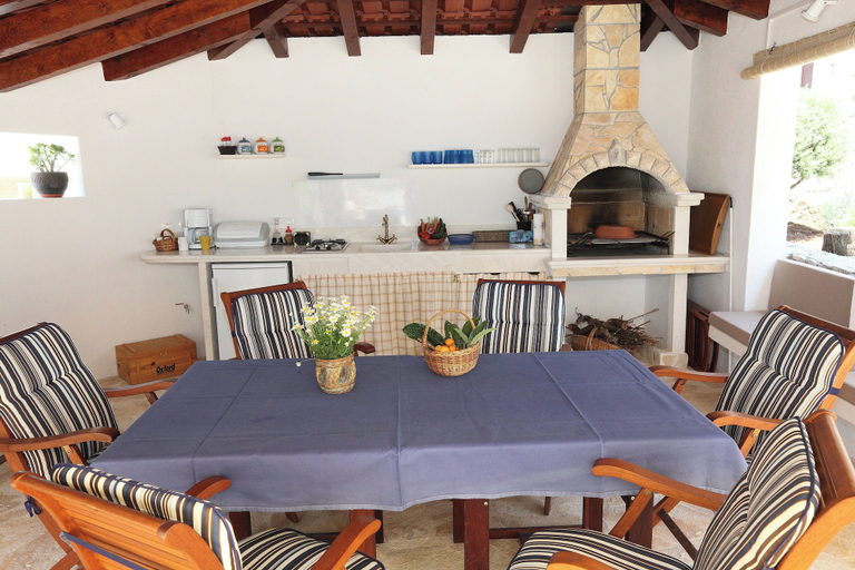 BBQ/picnic area 3, House Mrcela 200m From Beach, Okrug