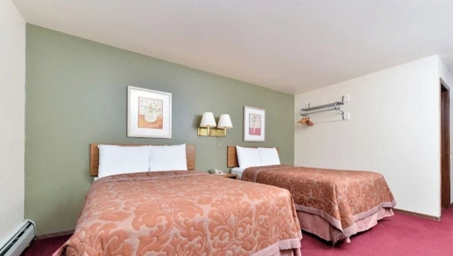 Room 5, EconoLux Inn, Todd