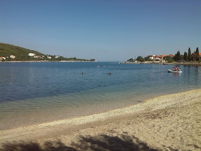 Beach 4, Apartment Brane, Preko